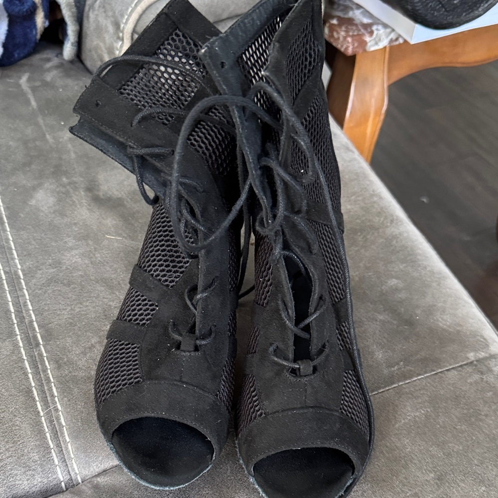 Black Mesh Lace-Up Women's soft sole 2-1/2” dance heels size 10.5